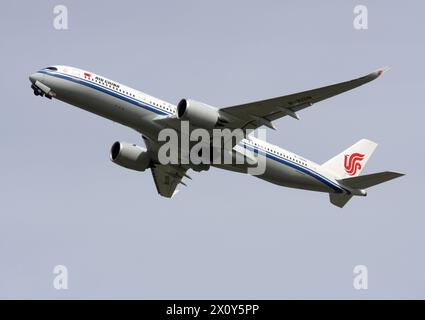 Un Airbus A350-900 di Air China parte dall'aeroporto di Londra Gatwick Foto Stock