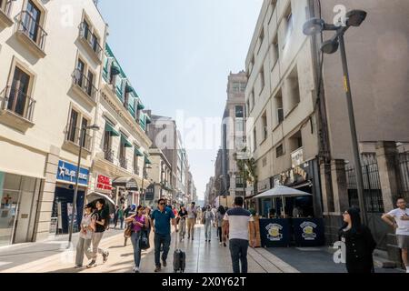 Città del Messico, Messico. 9 marzo 2024. La gente cammina lungo Madero Street, una strada pedonale di città del Messico, dal punto di vista geografico e storico. Madero Street a città del Messico è una vivace via pedonale rinomata per il suo significato storico e l'atmosfera vivace. Circondato da un mix di edifici di epoca coloniale, negozi e caffetterie, offre ai visitatori uno sguardo sul ricco patrimonio culturale della città e sulla vita urbana contemporanea. (Foto di Shawn Goldberg/SOPA Images/Sipa USA) credito: SIPA USA/Alamy Live News Foto Stock