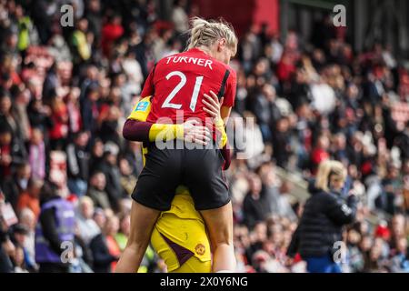 Leigh, Regno Unito. 14 aprile 2024. Leigh, Inghilterra, 14 aprile 2024: Il Manchester United festeggia a tempo pieno la semifinale di Adobe Womens fa Cup tra Manchester United e Chelsea al Leigh Sports Village di Leigh, Inghilterra (Natalie Mincher/SPP) credito: SPP Sport Press Photo. /Alamy Live News Foto Stock