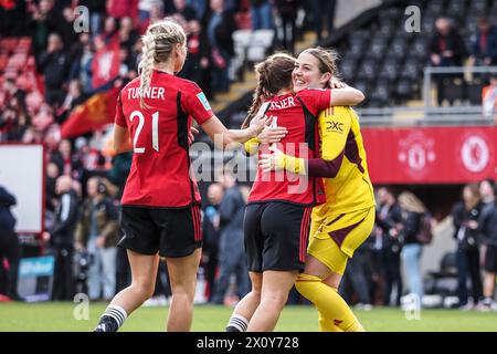 Leigh, Regno Unito. 14 aprile 2024. Leigh, Inghilterra, 14 aprile 2024: Il Manchester United festeggia a tempo pieno la semifinale di Adobe Womens fa Cup tra Manchester United e Chelsea al Leigh Sports Village di Leigh, Inghilterra (Natalie Mincher/SPP) credito: SPP Sport Press Photo. /Alamy Live News Foto Stock