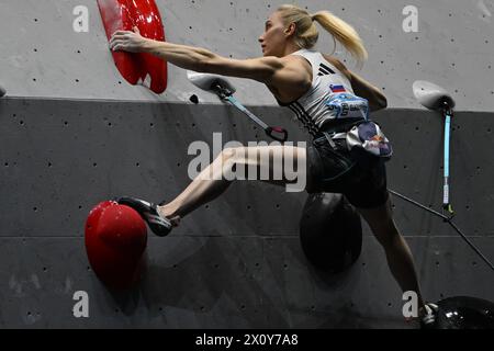 Suzhou, la provincia cinese di Jiangsu. 14 aprile 2024. Janja Garnbret della Slovenia gareggia durante l'evento di testa femminile alla Coppa del mondo IFSC Wujiang 2024 a Suzhou, nella provincia cinese di Jiangsu, il 14 aprile 2024. Crediti: Wang Xuzhong/Xinhua/Alamy Live News Foto Stock