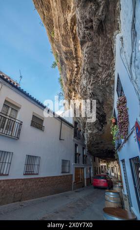 Auto incrocio sotto abitazioni costruite nella roccia a Setenil de las Bodegas, Cadiz, Spagna Foto Stock