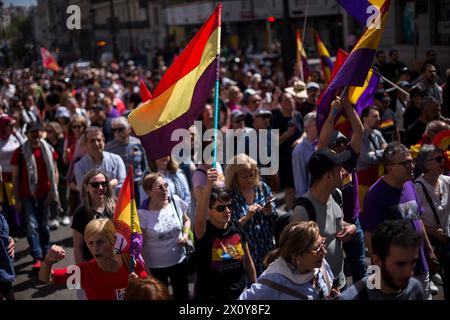 Madrid, Spagna. 14 aprile 2024. Una folla di manifestanti tiene bandiere repubblicane, durante una manifestazione sotto lo slogan "la terza Repubblica”, per le strade di Madrid. La gente organizza una manifestazione in commemorazione del 93° anniversario della seconda repubblica spagnola. La seconda Repubblica spagnola fu proclamata il 14 aprile 1931 e fu interrotta nel 1936 da un colpo di Stato, che portò a tre anni di guerra civile. (Foto di Luis Soto/SOPA Images/Sipa USA) credito: SIPA USA/Alamy Live News Foto Stock