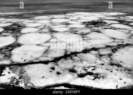 Deriva del ghiaccio in primavera sul lago Onega, Carelia. Ghiaccio sottile e pericoloso in primavera ad aprile. Accumuli aggregati di grani cristallini fini. Apertura di l Foto Stock