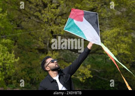 Londra, Regno Unito. 14 aprile 2024. I sostenitori della Palestina fanno volare aquiloni su Parliament Hill, Hampstead durante un evento sociale organizzato da Camden Friends of Palestine e Palestine Pulse. La Palestina ha una lunga storia di volo di aquiloni, un atto che è stato simbolico di esprimere speranza, sfida e desiderio di libertà. Crediti: Ron Fassbender/Alamy Live News Foto Stock