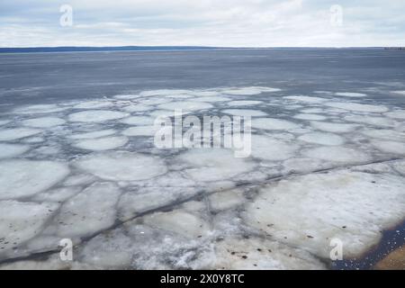 Deriva del ghiaccio in primavera sul lago Onega, Carelia. Ghiaccio sottile e pericoloso in primavera ad aprile. Accumuli aggregati di grani cristallini fini. Apertura di l Foto Stock