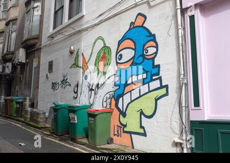 Graffiti e murales di Big Heids di Oh Pandah in un vicolo accanto a Hope Street, nel centro di Glasgow, Scozia. Foto Stock