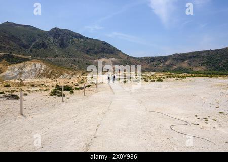 Nisyros, Grecia - 10 maggio 2023: Percorso verso il cratere Stefanos sull'isola di Nisyros. Grecia Foto Stock