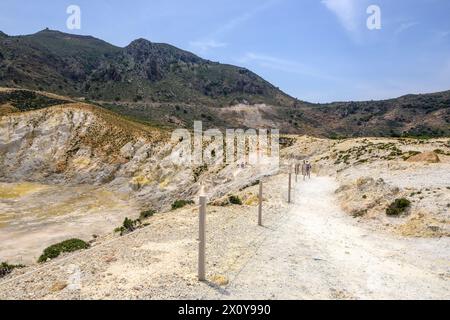 Nisyros, Grecia - 10 maggio 2023: Percorso verso il cratere Stefanos sull'isola di Nisyros. Grecia Foto Stock