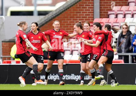 Lucia Garcia (seconda a destra) del Manchester United festeggia con le compagni di squadra dopo aver segnato il gol di apertura della partita durante la partita di Barclays Women's Super League al Mangata Pay UK Stadium, Borehamwood. Data foto: Domenica 14 aprile 2024. Foto Stock