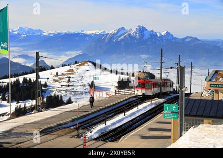 Monte Rigi, Svizzera – 6 febbraio 2024: Visita al monte Rigi. La ferrovia di Rigi è nota come la prima ferrovia a cremagliera in Europa. Foto Stock