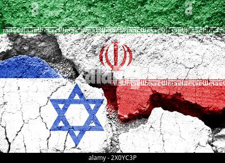 Bandiere di Israele e Iran su sfondo incrinato, conflitto iraniano israeliano o simbolo di guerra Foto Stock