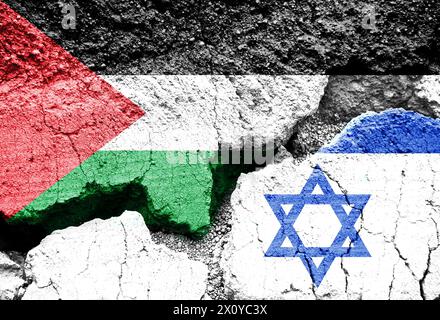 Bandiere di Israele e Palestina su sfondo incrinato, conflitto palestinese israeliano, simbolo di guerra di Hamas a Gaza Foto Stock