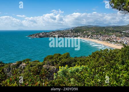 Splendido paesaggio mediterraneo con la splendida spiaggia di Serapo a Gaeta. Lazio, Italia. Foto Stock