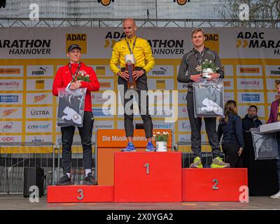 ADAC MarathonHannover 2024 Die Sieger im Halbmarathon: Platz 1 - Hendrik Pfeiffer / Platz 2 - Julian Großkopf / Platz 3 - fino a Grommisch *** ADAC MarathonHannover 2024 i vincitori della mezza maratona 1° posto Hendrik Pfeiffer 2° posto Julian Großkopf 3° posto fino a Grommisch Copyright: xBerndxGüntherx Foto Stock