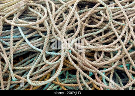 Primo piano di un groviglio di funi utilizzate nell'industria della pesca, sparato liberamente sulla banchina del porto di Arbroath. Foto Stock