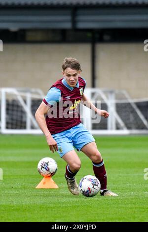 Landore, Swansea, Galles. 13 aprile 2024. Oliver Pimlott di Burnley in azione durante il match Under 18 Professional Development League tra Swansea City e Burnley alla Swansea City Academy di Landore, Swansea, Galles, Regno Unito, il 13 aprile 2024. Crediti: Duncan Thomas/Majestic Media. Foto Stock