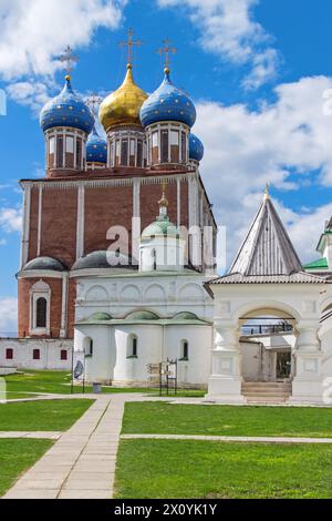 Ryazan, Russia - 07 maggio 2013: Veduta della Cattedrale dell'assunzione del XVII secolo dal cortile del palazzo del Principe Oleg nel Cremlino di Ryazan, R. Foto Stock