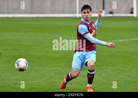 Landore, Swansea, Galles. 13 aprile 2024. Brandon Ly di Burnley in azione durante il match Under 18 Professional Development League tra Swansea City e Burnley alla Swansea City Academy di Landore, Swansea, Galles, Regno Unito, il 13 aprile 2024. Crediti: Duncan Thomas/Majestic Media. Foto Stock