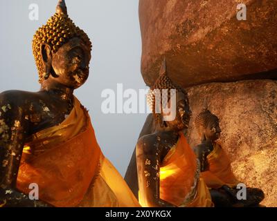 Le tre statue di Buddha al tramonto si trovano in cima alla montagna nel Parco Nazionale di Khao Khitchakut, situato a Chanthaburi, in Thailandia Foto Stock