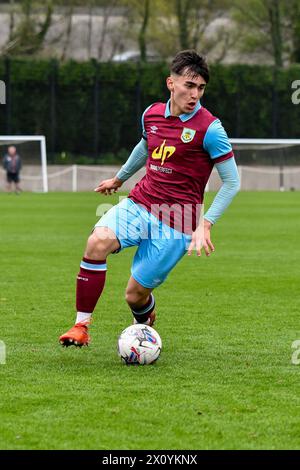 Landore, Swansea, Galles. 13 aprile 2024. Brandon Ly di Burnley in azione durante il match Under 18 Professional Development League tra Swansea City e Burnley alla Swansea City Academy di Landore, Swansea, Galles, Regno Unito, il 13 aprile 2024. Crediti: Duncan Thomas/Majestic Media. Foto Stock