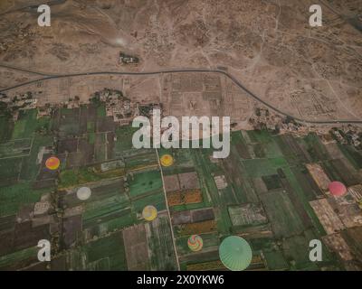 Ammira da una mongolfiera la fertile valle del Nilo sulla sponda occidentale e la storica Valle dei Re vicino a Luxor Foto Stock