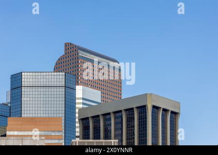 Guarda i grattacieli nel quartiere finanziario e finanziario nel centro di Denver, Colorado Foto Stock