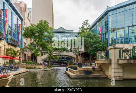 San Antonio, Texas - 6 aprile 2024: Lo storico lungofiume di San Antonio, Texas Foto Stock