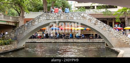San Antonio, Texas - 6 aprile 2024: Lo storico lungofiume di San Antonio, Texas Foto Stock
