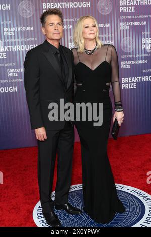 Rob Lowe e Sheryl Berkoff partecipano alla cerimonia del Premio Breakthrough 2024 all'Academy Museum of Motion Pictures il 13 aprile 2024 a Los Angeles, California. Foto: Crash/imageSPACE/Sipa USA Foto Stock