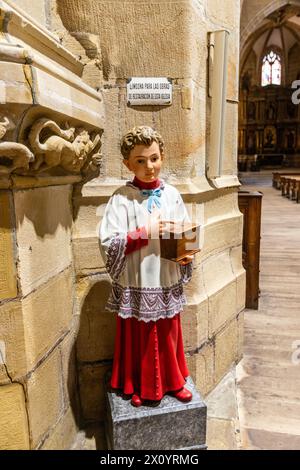 Statua di un altare che chiede elemosine nella Chiesa di Santa María de la Asunción y del Manzano, Nagusi Kalea, Fuenterrabia, Paesi Baschi, Spagna Foto Stock