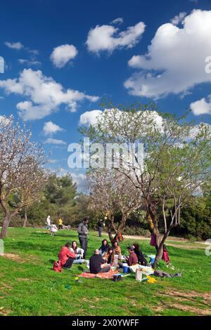 Le famiglie e gli amici si divertono con la loro foto durante il lunedì pulito, una festa mobile del calendario ortodosso orientale, per lo più trascorsa nei parchi e nel paese Foto Stock