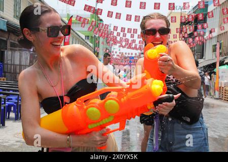 Bangkok, Thailandia. 14 aprile 2024. I turisti giocano con le pistole ad acqua durante la festa di Songkran che segna il Capodanno tailandese a Bangkok. Migliaia di festeggiatori hanno affollato la strada di Khaosan Road per celebrare il Songkran o il Capodanno tailandese. Il festival "Songkran", noto anche come festival dell'acqua, che cade ogni anno il 13 aprile. Il mese più caldo dell'anno in Thailandia. Il riconoscimento ufficiale da parte dell'UNESCO di Songkran, il tradizionale festival del capodanno tailandese, come patrimonio culturale immateriale dell'umanità. (Foto di Roc Meta/SOPA Images/Sipa USA) credito: SIPA USA/Alamy Live News Foto Stock