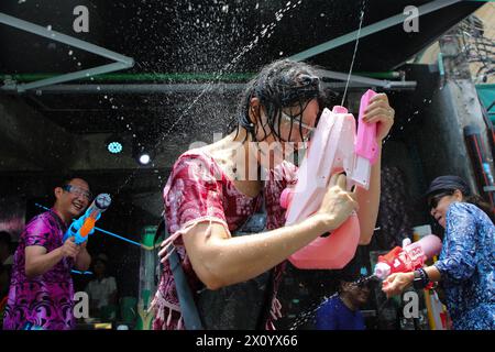 Bangkok, Thailandia. 14 aprile 2024. I turisti giocano con una pistola ad acqua durante la festa di Songkran che segna il Capodanno tailandese a Bangkok. Migliaia di festeggiatori hanno affollato la strada di Khaosan Road per celebrare il Songkran o il Capodanno tailandese. Il festival "Songkran", noto anche come festival dell'acqua, che cade ogni anno il 13 aprile. Il mese più caldo dell'anno in Thailandia. Il riconoscimento ufficiale da parte dell'UNESCO di Songkran, il tradizionale festival del capodanno tailandese, come patrimonio culturale immateriale dell'umanità. (Foto di Roc Meta/SOPA Images/Sipa USA) credito: SIPA USA/Alamy Live News Foto Stock