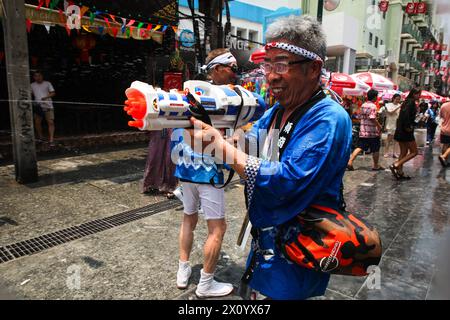 Bangkok, Thailandia. 14 aprile 2024. Un turista gioca con una pistola ad acqua durante la festa di Songkran che segna il Capodanno tailandese a Bangkok. Migliaia di festeggiatori hanno affollato la strada di Khaosan Road per celebrare il Songkran o il Capodanno tailandese. Il festival "Songkran", noto anche come festival dell'acqua, che cade ogni anno il 13 aprile. Il mese più caldo dell'anno in Thailandia. Il riconoscimento ufficiale da parte dell'UNESCO di Songkran, il tradizionale festival del capodanno tailandese, come patrimonio culturale immateriale dell'umanità. (Foto di Roc Meta/SOPA Images/Sipa USA) credito: SIPA USA/Alamy Live News Foto Stock