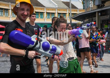 Bangkok, Thailandia. 14 aprile 2024. I turisti giocano con le pistole ad acqua durante la festa di Songkran che segna il Capodanno tailandese a Bangkok. Migliaia di festeggiatori hanno affollato la strada di Khaosan Road per celebrare il Songkran o il Capodanno tailandese. Il festival "Songkran", noto anche come festival dell'acqua, che cade ogni anno il 13 aprile. Il mese più caldo dell'anno in Thailandia. Il riconoscimento ufficiale da parte dell'UNESCO di Songkran, il tradizionale festival del capodanno tailandese, come patrimonio culturale immateriale dell'umanità. (Foto di Roc Meta/SOPA Images/Sipa USA) credito: SIPA USA/Alamy Live News Foto Stock