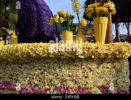 Noordwijkerhout, Paesi Bassi - 21 aprile 2023: Decorazioni floreali preparate per la serata illuminata Flower Parade Bollenstreek a Noordwijkerhout Foto Stock