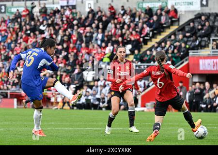 Mayra Ramírez del Chelsea spara al gol, durante la semifinale di Adobe Women's fa Cup Manchester United Women vs Chelsea FC Women al Leigh Sports Village, Leigh, Regno Unito, 14 aprile 2024 (foto di Cody Froggatt/News Images) Foto Stock