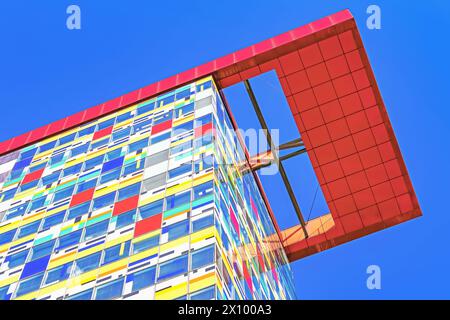 Düsseldorf (Medienhafen), 1 marzo. 2023: Facciata a parete colorata, pannelli di vetro stampati con protezione solare termica, piano superiore con tecnologia rossa f Foto Stock