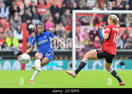 Leigh, Regno Unito. 14 aprile 2024. Ashley Lawrence di Chelsea Women passa il pallone, durante la semifinale di Adobe Women's fa Cup Manchester United Women vs Chelsea FC Women al Leigh Sports Village, Leigh, Regno Unito, 14 aprile 2024 (foto di Cody Froggatt/News Images) a Leigh, Regno Unito, il 14 aprile 2024. (Foto di Cody Froggatt/News Images/Sipa USA) credito: SIPA USA/Alamy Live News Foto Stock