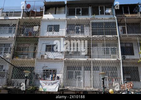 Blocco di appartamenti con Security Grill Fences a Chinatown Bangkok Tailandia Foto Stock