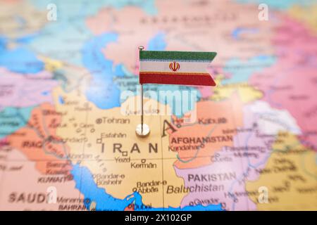 Bandiera della repubblica islamica dell'Iran sulla mappa geopolitica Foto Stock