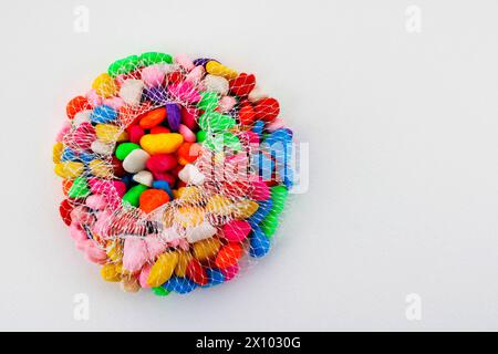 Mesh contenente pietre decorative colorate Foto Stock