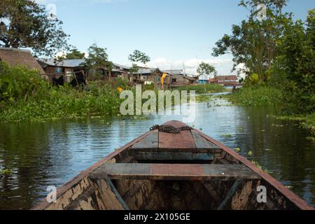 Capanne su palafitte dove il fiume Itaya incontra il Rio delle Amazzoni al di fuori di Iquitos, in Perù, nella foresta pluviale amazzonica Foto Stock