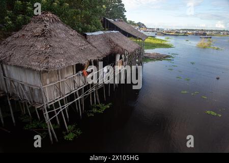 Capanne su palafitte dove il fiume Itaya incontra il Rio delle Amazzoni al di fuori di Iquitos, in Perù, nella foresta pluviale amazzonica Foto Stock