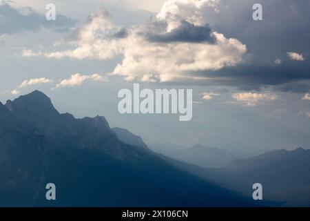 Le spettacolari nuvole di tempesta di cumulus si formano sul bordo orientale delle Montagne Rocciose dell'Alberta nel Jasper National Park. Foto Stock