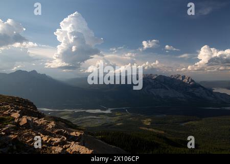 Le spettacolari nuvole di tempesta di cumulus si formano sul bordo orientale delle Montagne Rocciose dell'Alberta nel Jasper National Park. Foto Stock