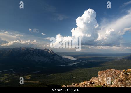 Le spettacolari nuvole di tempesta di cumulus si formano sul bordo orientale delle Montagne Rocciose dell'Alberta nel Jasper National Park. Foto Stock