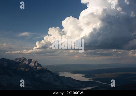 Le spettacolari nuvole di tempesta di cumulus si formano sul bordo orientale delle Montagne Rocciose dell'Alberta nel Jasper National Park. Foto Stock