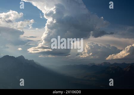 Le spettacolari nuvole di tempesta di cumulus si formano sul bordo orientale delle Montagne Rocciose dell'Alberta nel Jasper National Park. Foto Stock